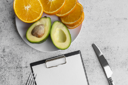Alimentos saudáveis num prato na Glow Clinic