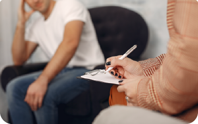 Psicólogo a tirar anotações em consulta de psicologia na Glow Clinic