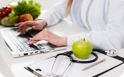 Nutricionista a fazer planeamento de nutrição para paciente na Glow Clinic