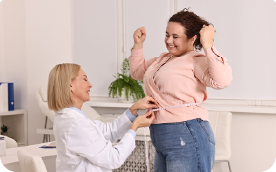 Médico de obesidade a tirar medidas a paciente na Glow Clinic