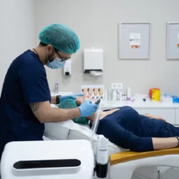 Aplicação de tratamento Liftera durante consulta na Glow Clinic