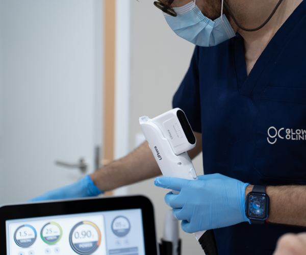Preparação da máquina de Liftera para tratamento na Glow Clinic