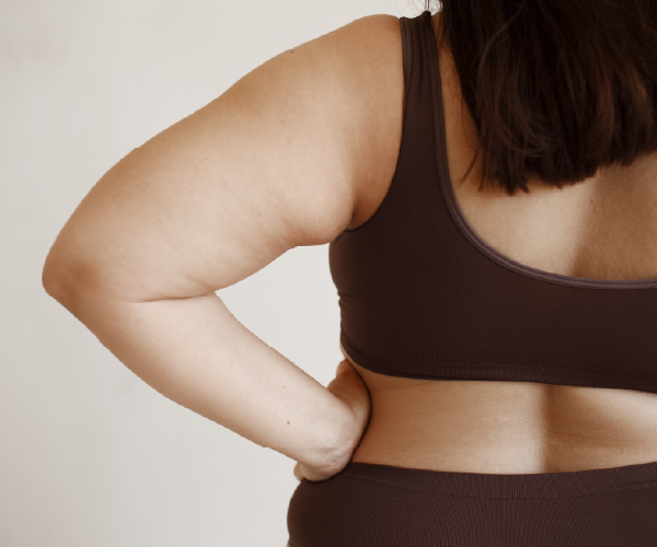 Pessoa com obesidade de costas na Glow Clinic
